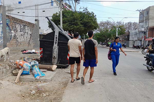 Se han identificado puntos críticos donde la acumulación de basura afecta el entorno y el paso a los transeúntes de la carrera 21 con 23 calle de la entrada de la Universidad del Magdalena.
