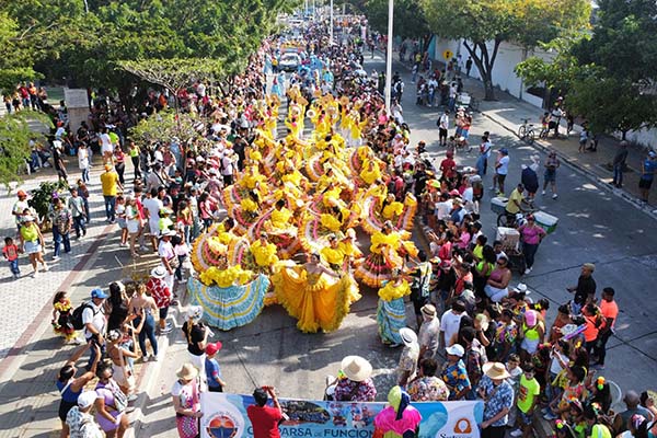 Imagen en panorámica captada por el INFORMADRON en la Avenida Hernández Pardo durante el recorrido de la Batalla de Flores del pasado sábado, el desfile más importante del Carnaval samario. (Rony Barrera)