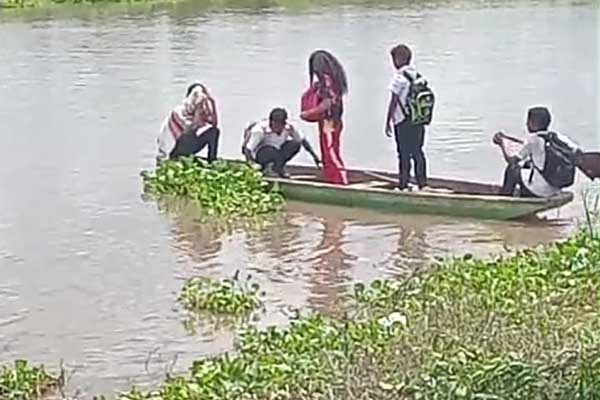 Estudiantes de la zona rural de Plato el año pasado eran transportados en canoas por el río Magdalena, a riesgo de un accidente, por incumplimiento del contratista.
