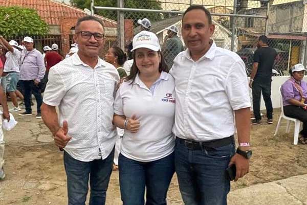 Los socios del transporte escolar en Plato Jaime Pérez y Segundo Torres. Aquí en compañía de la concejal Nohur Romanos. Los socios del transporte escolar en Plato Jaime Pérez y Segundo Torres. Aquí en compañía de la concejal Nohur Romanos.
