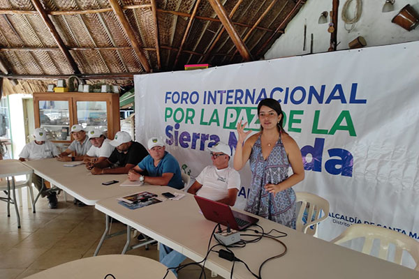 En la gráfica, líderes comunales de la Sierra Nevada de Santa Marta, junto a delegados del gobierno nacional y Jenifer del Toro, Alta Consejera para la Paz, del Distrito de Santa Marta.