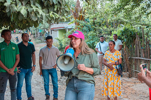 Luz Andrade, Alcaldesa de Fundación expresándole a los habitantes de comunidades vulnerables el proyecto de alcantarillado para sus territorios.