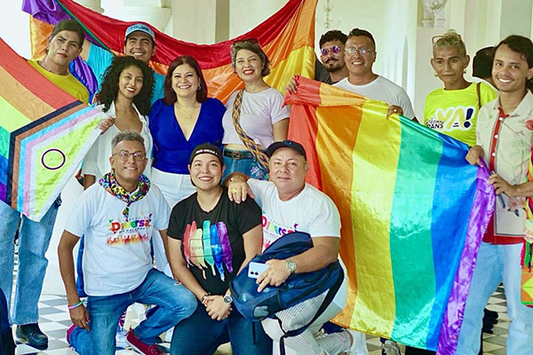 Angela Cedeño, presidenta de la mesa directiva de la Asamblea departamental acompañada de activistas de la comunidad Lgbtiq+ de la ciudad y el resto departamento