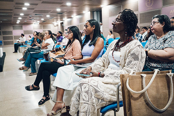 Las participantes escucharon experiencias prácticas para fomentar el conocimiento científico en las aulas, tanto en la educación superior como en la básica secundaria y primaria.