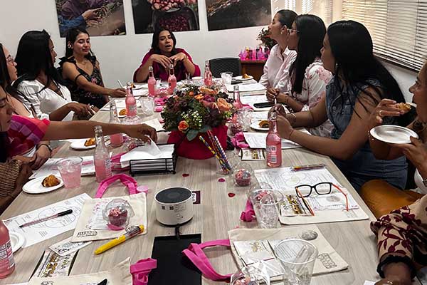 Las asistentes reciben regalos, premios sorpresa y participan de sorteos especiales de parte de los patrocinadores del evento.