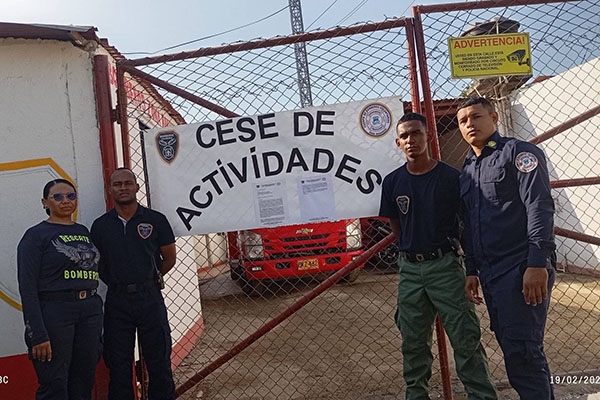 Cuerpo de bomberos de el municipio de Zona Bananera realizando su manifestación pacífica.