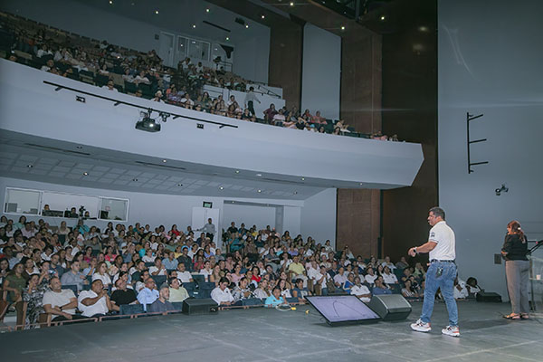 El rector Pablo Vera invitó a los docentes a diseñar contenidos con experiencias significativas y transferibles, promoviendo el uso adecuado de la tecnología.