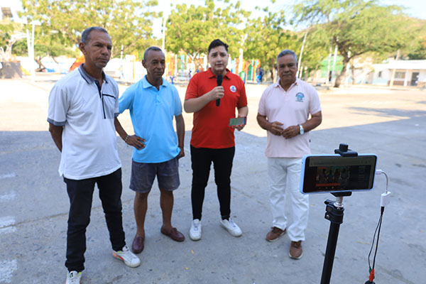 Los líderes comunales, Donaldo Ochoa, Wilson Calero, Héctor Ortiz Noguera, con Miguel Manjarrés Navas, periodista de EL INFORMADOR.