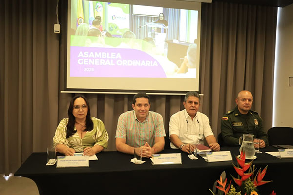 Rosa Delia Rueda Caicedo, Directora Ejecutiva de la Unión Nacional de Comerciantes de Santa Marta, Undeco, Camilo George Secretario de Gobierno y El subcomandante de la Policía Metropolitana, coronel Jaime Higgings