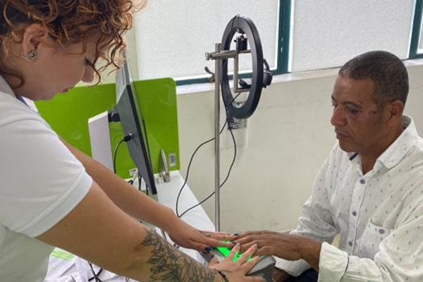 Mujer víctima del conflicto en el Magdalena, recibiendo su cedula de ciudadanía. Foto Unidad para las víctimas.