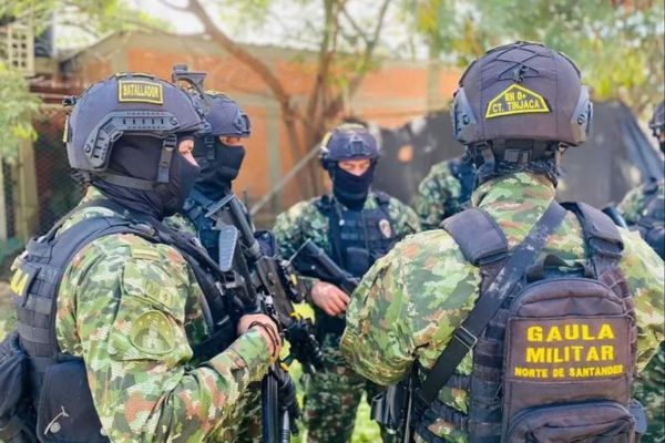 Soldados del Gaula militar del Ejército Nacional de Colombia en el corregimiento de Media Luna.