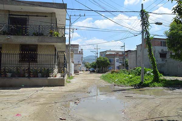 Los habitantes del barrio Portal de las Avenidas de Santa Marta cerraron la carretera Troncal del Caribe para exigir pronta solución a los problemas de acueductos. 