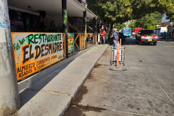 Los restaurantes ubicados en la Calle 6 con 11 en Gaira utilizan el frente de sus establecimientos como parqueaderos privados, dificultando la circulación y obstaculizando la movilidad en la zona.