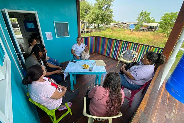 Madres comunitarias durante la prueba diagnóstica para homologar sus conocimientos con miras a ingresar al Programa de Tecnología en Atención Integral a la Primera Infancia.