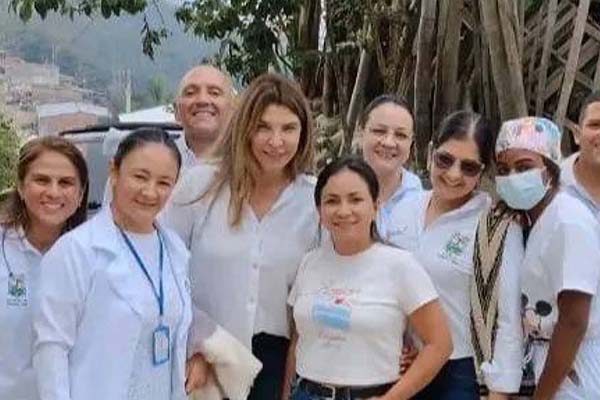 Alcaldesa de Fundación, con miembros de la secretaría municipal en la jornada de salud realizada en las zonas rurales del municipio.