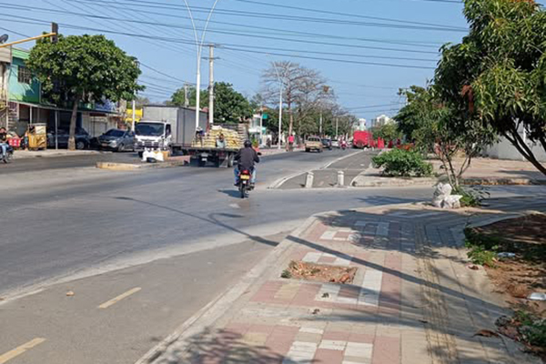 La calle 30 de Santa Marta una de las más transcurrida continua con la acumulación de desechos, sumada al tráfico de vehículos en mal estado, agrava las condiciones de movilidad y salubridad en la zona.  