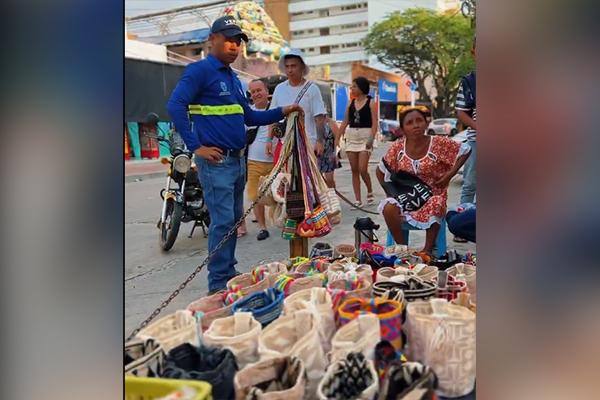  Durante la jornada de recuperación del espacio público, las autoridades verificaron que los comerciantes que ejercen su labor en la zona contarán con los permisos exigidos.