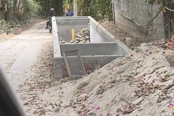  Construcción ilegal de colector de aguas residuales en Minca, en la gráfica se puede observar a una persona trabajando continuando la obra.