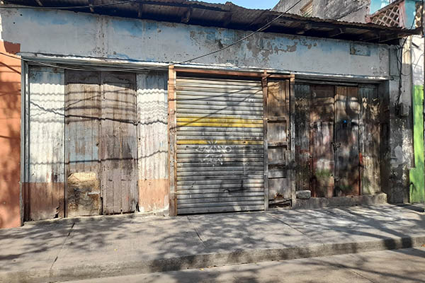 Este ‘esperpento’ que existe nada más que en el Centro Histórico de Santa Marta, está situado entre las calles Cangrejalito (calle 11) y de la Cruz (calle 12).