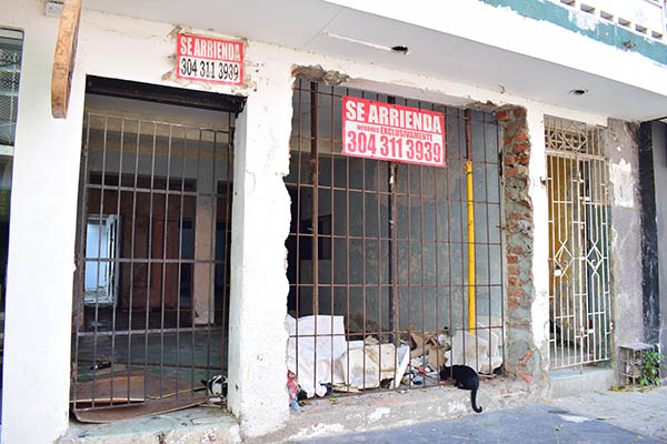 Este es otro adefesio que se encuentra en pleno Centro Histórico, dándole mal aspecto al sector.