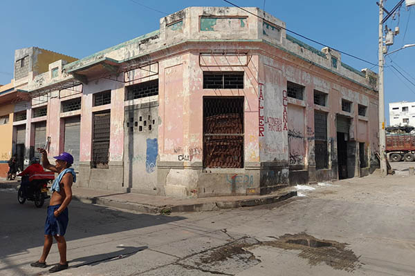 En la calle Madrid (calle 10) con carrera cuarta se ubica esta edificación destruida y abandonada. En la calle Madrid (calle 10) con carrera cuarta se ubica esta edificación destruida y abandonada.