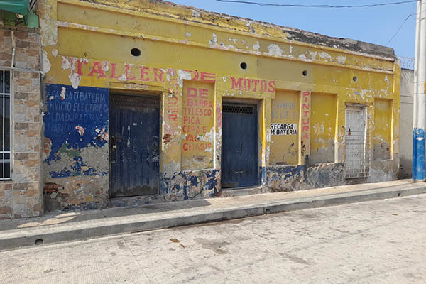El sector de la intersección de las avenidas Campo Serrano con la Ferrocarril, está esta casa en la que muchos años atrás funcionaron locales comerciales, hoy está deteriorada y abandonada. El sector de la intersección de las avenidas Campo Serrano con la Ferrocarril, está esta casa en la que muchos años atrás funcionaron locales comerciales, hoy está deteriorada y abandonada.