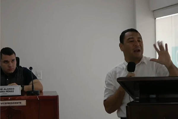 Debido al riesgo que corren los estudiantes al salir de sus instituciones, por la falta de control de movilidad, los cabildantes exigieron mayor atención al jefe de cartera, para atender esta situación.