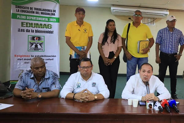 Antonio Eresmid Sanguino Páez, Ministro del Trabajo de la República, en compañía de Asdrúbal Alberto Mojica, presidente de Edumag, entre otros miembros del sindicato.