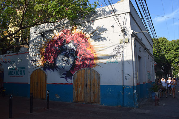 Fachada intervenida con grafitis en la calle San Antonio (calle 20) con carrera tercera. Fachada intervenida con grafitis en la calle San Antonio (calle 20) con carrera tercera.