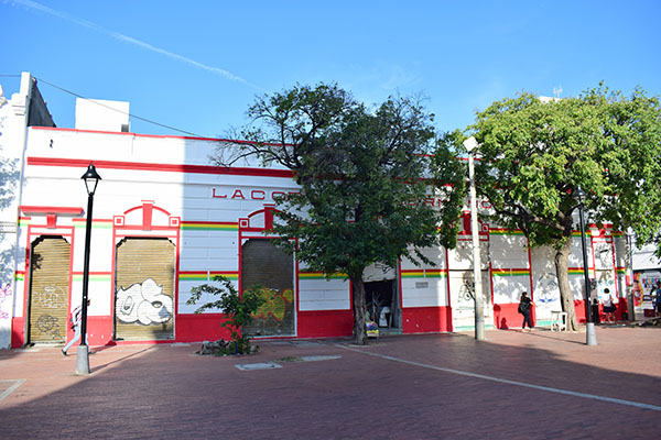 En esta edificación abandonada y ubicada entre las calles Santo Domingo (calle 16) y la Grande (calle 17), al frente de la Catedral Básica de Santa Marta, la fachada fue pintada con los colores no recomendados, lo que la saca del contexto de protección patrimonial del Centro Histórico. En esta edificación abandonada y ubicada entre las calles Santo Domingo (calle 16) y la Grande (calle 17), al frente de la Catedral Básica de Santa Marta, la fachada fue pintada con los colores no recomendados, lo que la saca del contexto de protección patrimonial del Centro Histórico.