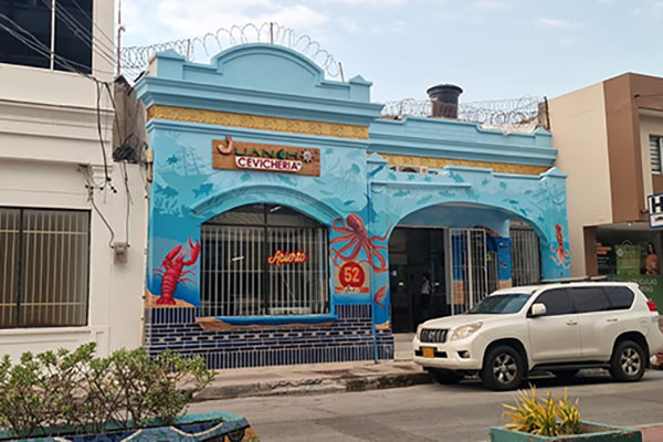Esta casa, ubicada en Avenida Santa Rita (calle 22), entre carrera tercera y Avenida Hernández Pardo (carrera 4), fue pintada su fachada con grafitis, haciéndola que perdiera su estilo colonial Esta casa, ubicada en Avenida Santa Rita (calle 22), entre carrera tercera y Avenida Hernández Pardo (carrera 4), fue pintada su fachada con grafitis, haciéndola que perdiera su estilo colonial