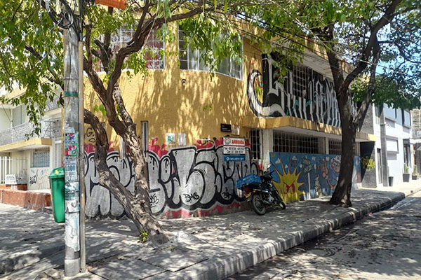 Otros grafitis que van en contra de la conservación del Centro Histórico. La edificación está situada en calle San Antonio (calle 20), con carreras cuarta. Otros grafitis que van en contra de la conservación del Centro Histórico. La edificación está situada en calle San Antonio (calle 20), con carreras cuarta.