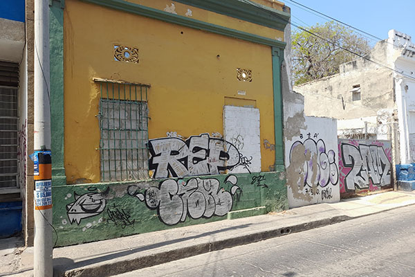 Otro’ atentado’ en contra del patrimonio del Centro Histórico de Santa Marta en la calle del Pozo (calle 18), entre la Avenida del Fundador (carrera primera) y la calle del Río (carrera segunda). Otro’ atentado’ en contra del patrimonio del Centro Histórico de Santa Marta en la calle del Pozo (calle 18), entre la Avenida del Fundador (carrera primera) y la calle del Río (carrera segunda).