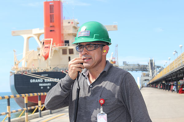 Operador de la empresa Drummond en medio de una operación minera.