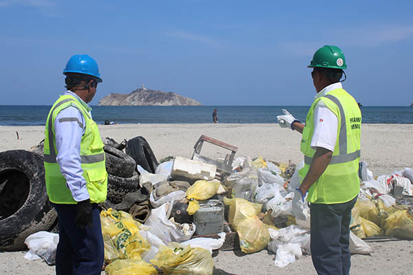 Operarios de la empresa Drummond en la jornada de limpieza de playas realizada en ‘Los Cocos’.