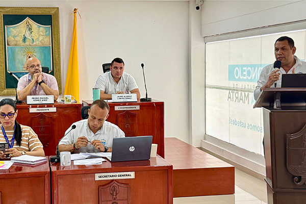 Aspecto de la mesa directiva del concejo distrital escuchando al Gerente de Infraestructura sobre la actualidad del sistema de alcantarillado en el Distrito de Santa Marta.