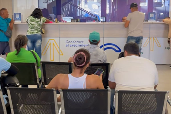 Usuarios en las oficinas de la Cámara de Comercio realizando su registro mercantil o la renovación del mismo.