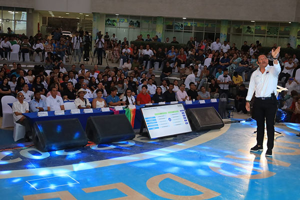 Pablo Vera Salazar, presentando la rendición de cuentas de la gestión realizada en el año 2024 ante directivos, docentes y estudiantes de la Alma Mater.