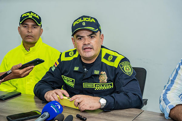 Teniente coronel Claudio Arana, comandante del Tercer Distrito de la Policía Metropolitana de Santa Marta en compañía de un miembro de la Sijin.