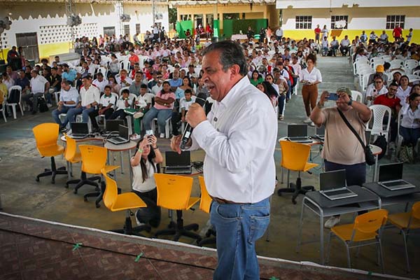 Raúl Delgado, director nacional de la Agencia de Renovación del Territorio, en su intervención ante la comunidad.