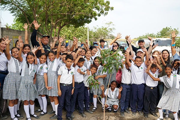 Los estudiantes del colegio se comprometieron a adoptar y cuidar cada ejemplar promoviendo así una cultura ambiental.