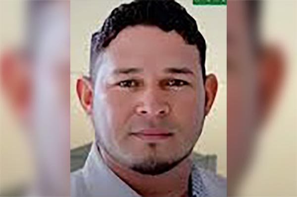 Rafael Alfonso Palacio, exconcejal de Pueblo Viejo, recién retirado de su cargo; Pedro Luis Gutierrez, nuevo concejal que asumirá el cargo del recién destituido.