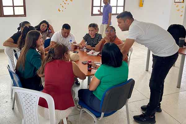 El taller de capacitación realizado en la biblioteca de la Institución Educativa Distrital, IED Liceo Celedón, se desarrolló de manera interactiva con más de 120 participantes.