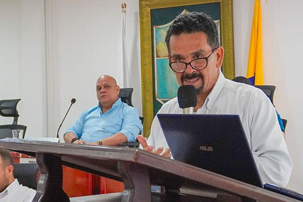 Erney Alfonso Velásquez Torres, agente interventor de la Essmar. entre otros temas se refirió a los pozos subterráneos como una alternativa temporal para enfrentar la sequía, aunque advirtió sobre el riesgo de sobreexplotación de los acuíferos.