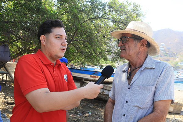 Miguel Manjarrés, periodista de EL INFORMADOR, con Nelson Briceño, líder comunal del corregimiento de Taganga.