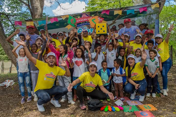 Mary Acuña, Gestora social del municipio de Nueva Granada con su equipo de trabajo y en compañía de los niños de las escuelas de la zona rural del municipio. 