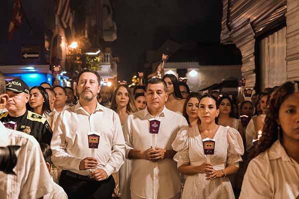 Dumek Turbay Ayala, alcalde de Cartagena de Indias en compañía de su esposa Liliana Majana y otros funcionarios en un evento religioso en la víspera de Semana Santa.