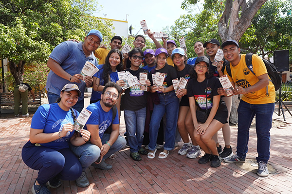 Miembros de Unimagdalena que hicieron parte de la jornada de recuperación del Parque de los Novios en Santa Marta.