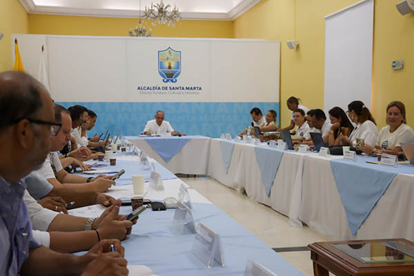 El alcalde Carlos Pinedo Cuello con su equipo de trabajo enfocándose en los proyectos de cara a los 500 años de Santa Marta.
