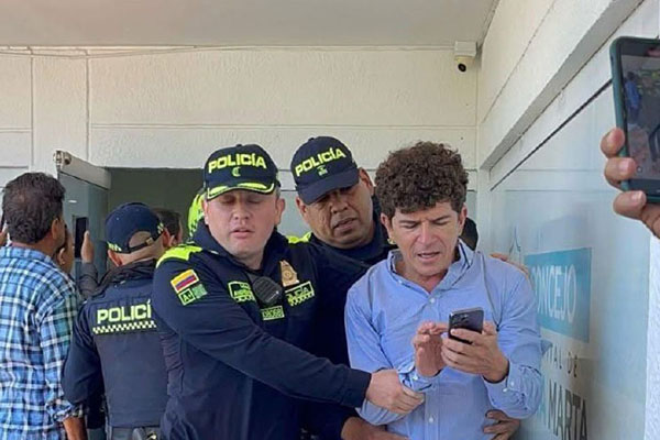 Momento exacto en el que el concejal Miguel Martinez, estaba siendo retirado del recinto por la Fuerza Pública. Momento exacto en el que el concejal Miguel Martinez, estaba siendo retirado del recinto por la Fuerza Pública.